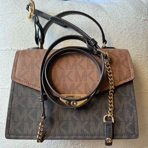 Michael Kors Bag
Crossbody+Handbag